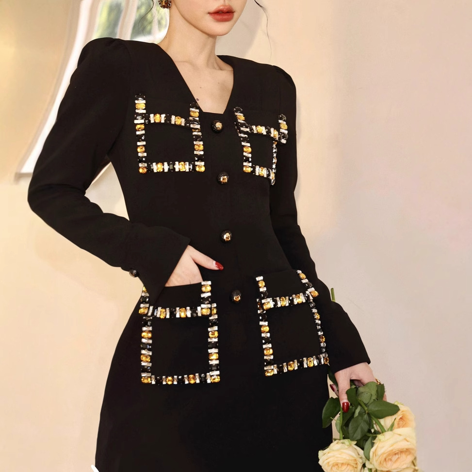Đầm Nữ Đen Dáng Ngắn Đính Đá Thủ Công Cổ Chữ V Ngược Eo Cao Thanh Lịch Cao Cấp - Ảnh 2