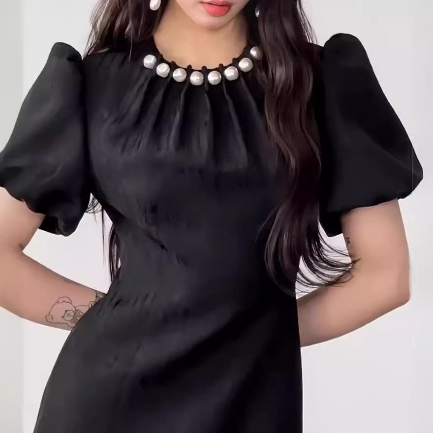 Đầm Đen Nữ Mùa Hè 2026 Phong Cách Pháp Hepburn Họa Tiết Jacquard Ngọc Trai Tay Phồng Dáng Chữ A - Ảnh 2