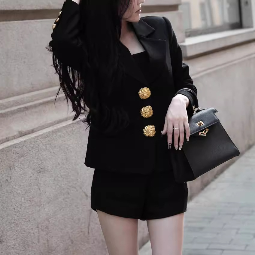 Áo Blazer Đen Nữ Dáng Ngắn Nút Vàng Thiết Kế Thời Trang Thanh Lịch Thu 2026 - Ảnh 4