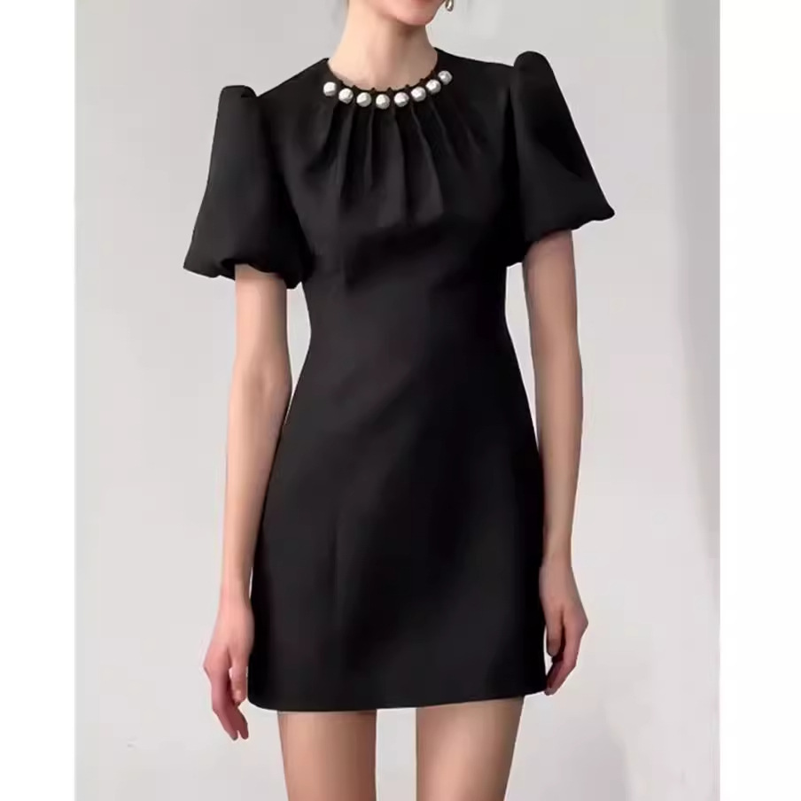 Đầm Đen Nữ Mùa Hè 2026 Phong Cách Pháp Hepburn Họa Tiết Jacquard Ngọc Trai Tay Phồng Dáng Chữ A