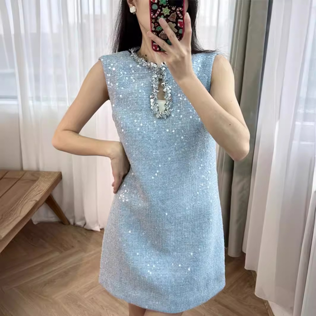 Đầm Nữ Đầu Thu 2026 Tweed Dệt Thô Cut-Out Đính Sequin Và Đá Cổ Tròn Sát Nách Sang Trọng