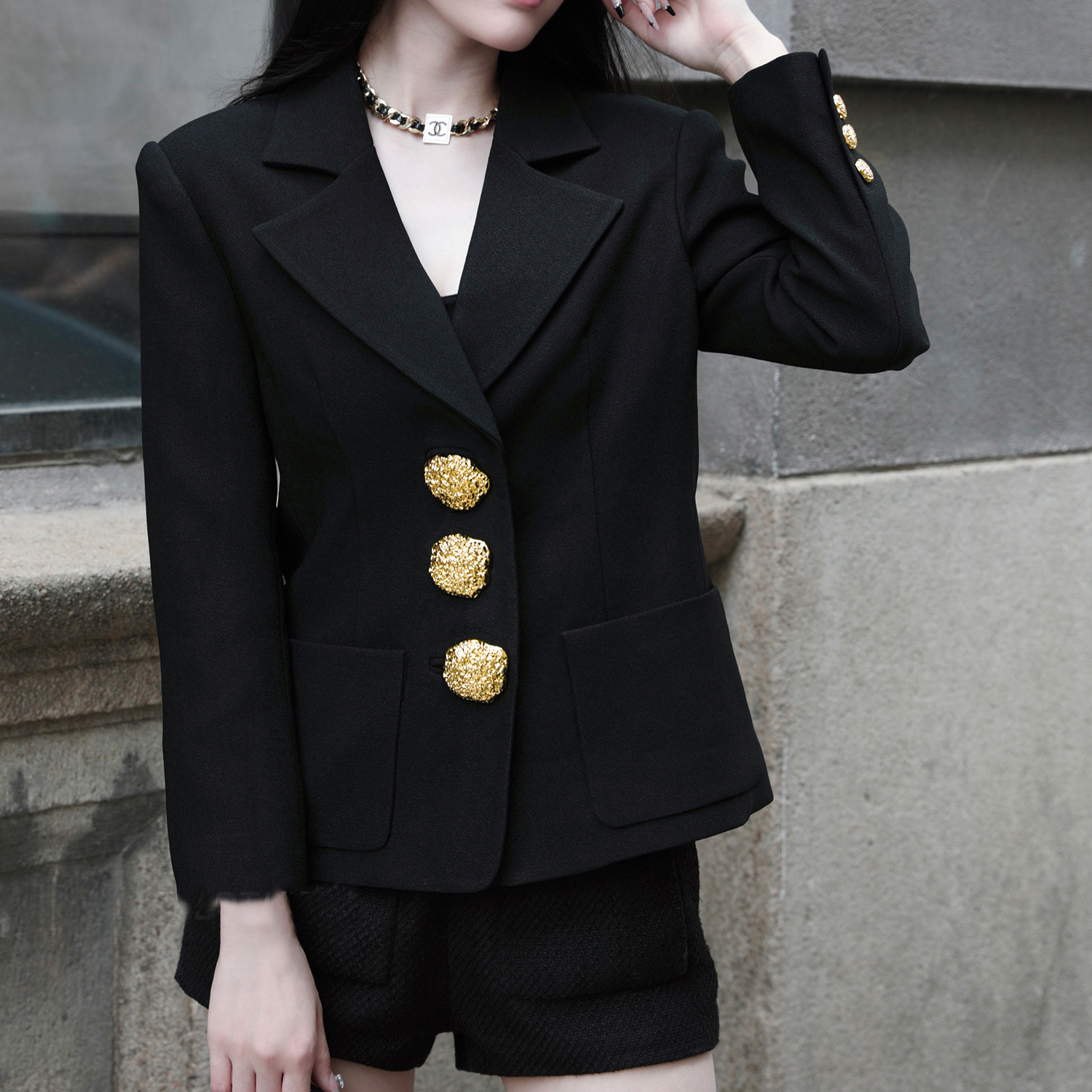 Áo Blazer Đen Nữ Dáng Ngắn Nút Vàng Thiết Kế Thời Trang Thanh Lịch Thu 2026
