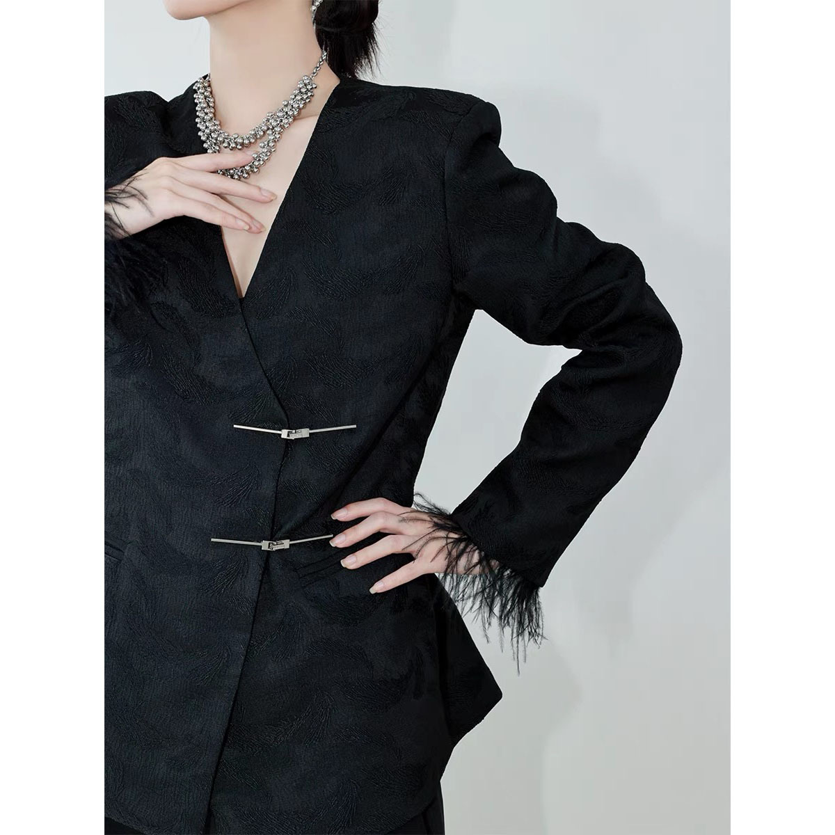 Áo Blazer Nữ Đen Thu 2026 Phong Cách Trung Hoa Hiện Đại Dệt Jacquard Cổ V Dáng Rộng Thiết Kế Thời Trang
