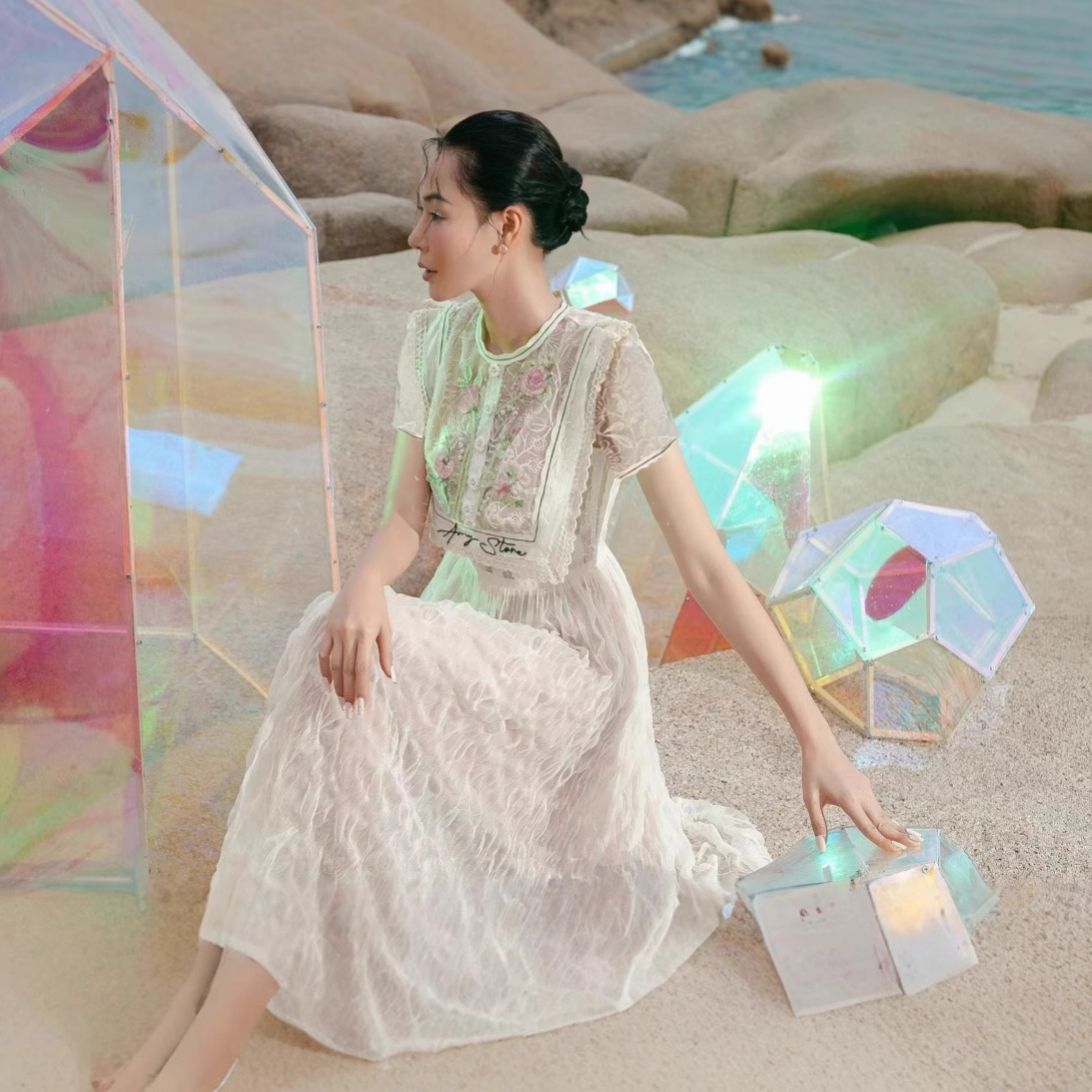 Đầm Ren Nữ 2026 Phong Cách Nghỉ Dưỡng Thêu Hoa Cổ Choàng Thiết Kế Ren Lưới Sang Trọng - Ảnh 4