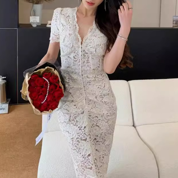 Đầm Nữ Pháp Hè 2026 Cổ V Quyến Rũ Phong Cách Cung Đình Đính Hạt Phối Ren Sang Trọng