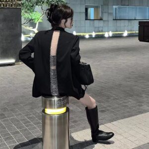 Alternative view of Áo Blazer Nữ Đen 2026 Thiết Kế Hở Lưng Cut Out Phối Dây Xích Dáng Rộng Thời Trang Cá Tính