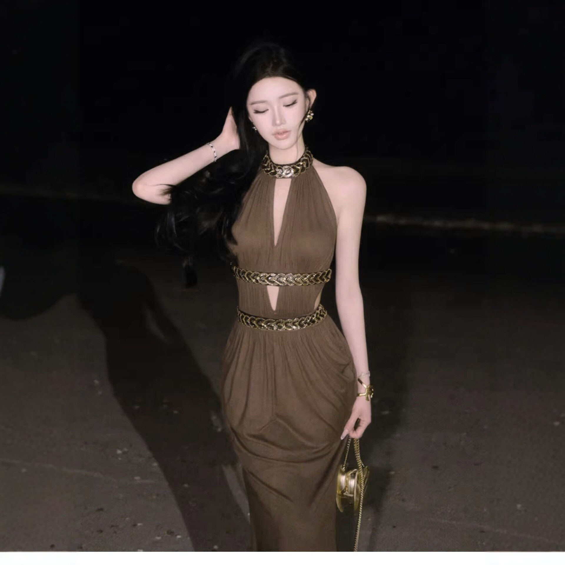 Đầm Dài Nữ Cổ Yếm Chữ V Hở Lưng Gợi Cảm Đính Sequin Cầu Kỳ Phong Cách Nghỉ Dưỡng Sang Trọng - Ảnh 4