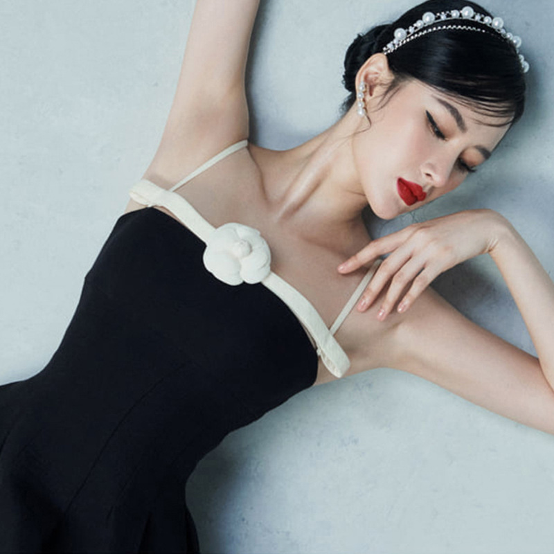 Đầm Dài Đen Trắng Đính Pha Lê Phối Hoa Trà Xẻ Tà Sang Trọng - Ảnh 2