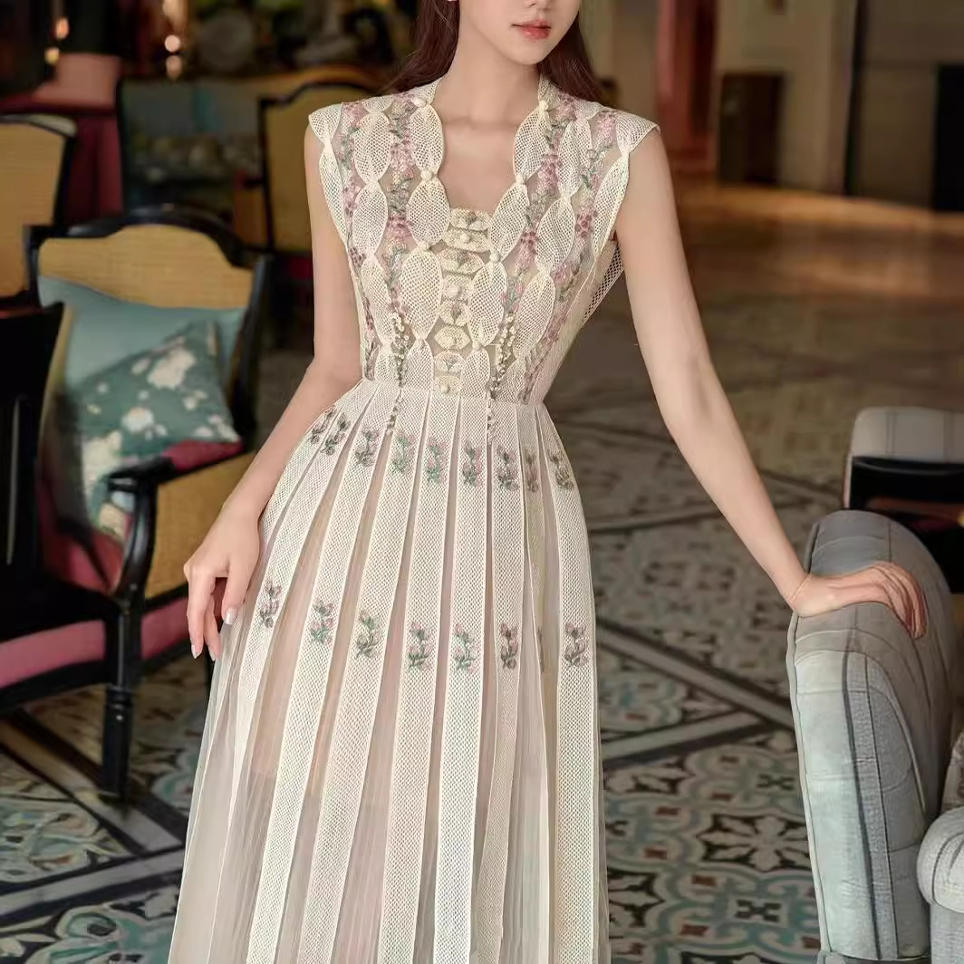 Đầm Nữ Cổ V Không Tay Họa Tiết Hoa Nhí Thêu Cầu Kỳ Phong Cách Ngọt Ngào Sang Trọng - Ảnh 2