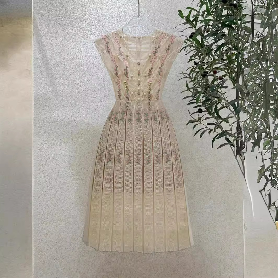 Đầm Nữ Cổ V Không Tay Họa Tiết Hoa Nhí Thêu Cầu Kỳ Phong Cách Ngọt Ngào Sang Trọng - Ảnh 4