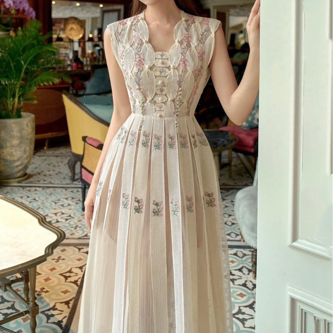 Đầm Nữ Cổ V Không Tay Họa Tiết Hoa Nhí Thêu Cầu Kỳ Phong Cách Ngọt Ngào Sang Trọng
