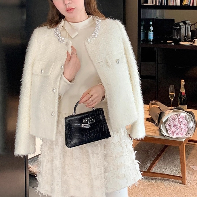 Áo Khoác Nữ Dạ Tweed Trắng Ngọc Trai Dáng Lửng Đính Lông Vũ Và Đá Sang Trọng - Ảnh 3
