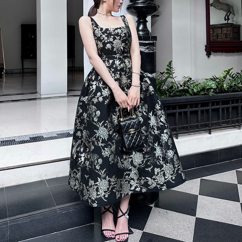 Đầm Nữ Đen Dài Thêu Kim Tuyến Hoa Văn Jacquard Sang Trọng Thanh Lịch Thu 2026