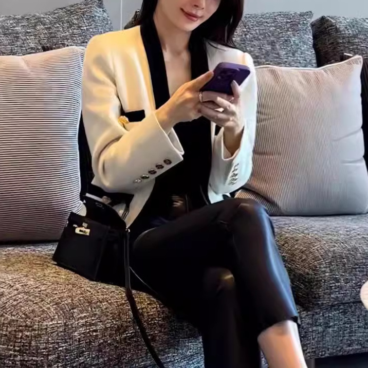Áo Khoác Nữ Pháp Đầu Thu 2026 Phong Cách Tiểu Thư Dệt Sang Trọng Nút Đính Đá Lấp Lánh Dáng Ngắn - Ảnh 2