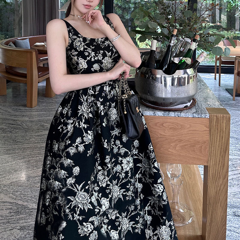 Đầm Nữ Đen Dài Thêu Kim Tuyến Hoa Văn Jacquard Sang Trọng Thanh Lịch Thu 2026 - Ảnh 2