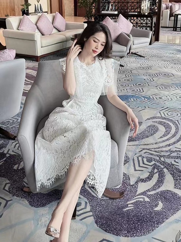 Đầm Nữ Ren Trắng 2026 Cổ Tròn Eo Cao Tôn Dáng Thanh Lịch Phong Cách Tiểu Thư Đầm Phụ Dâu - Ảnh 4
